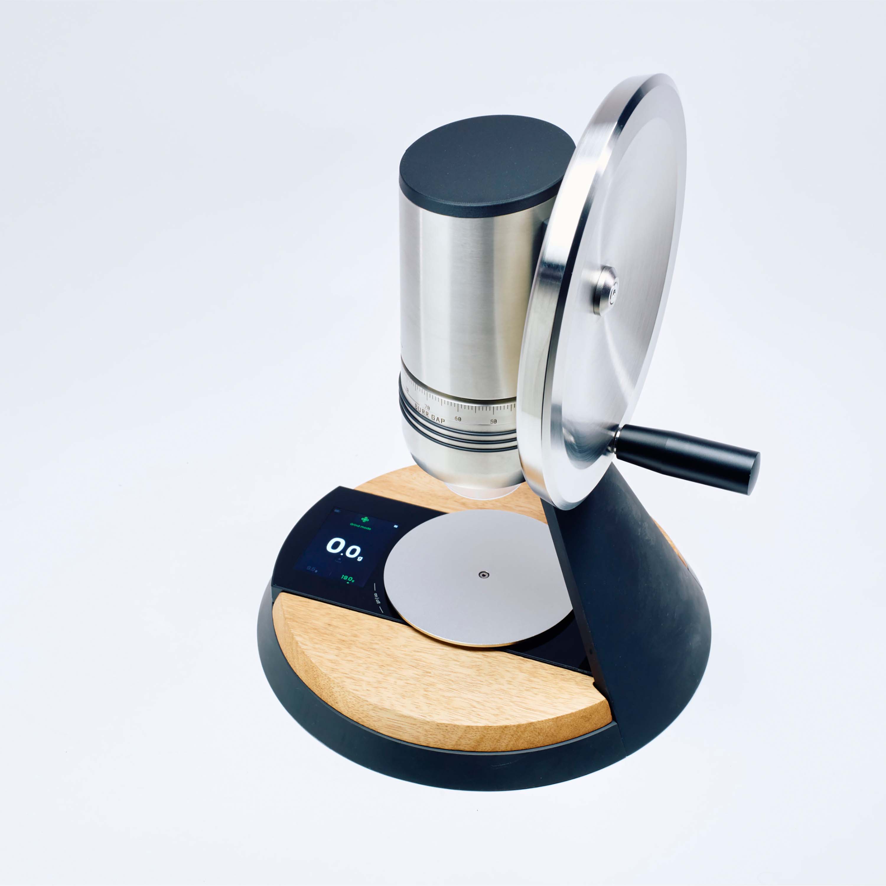 NECCST Series 1 GbW Edelstahl Holz Top Down Schrägansicht mit eingeschaltener Waage