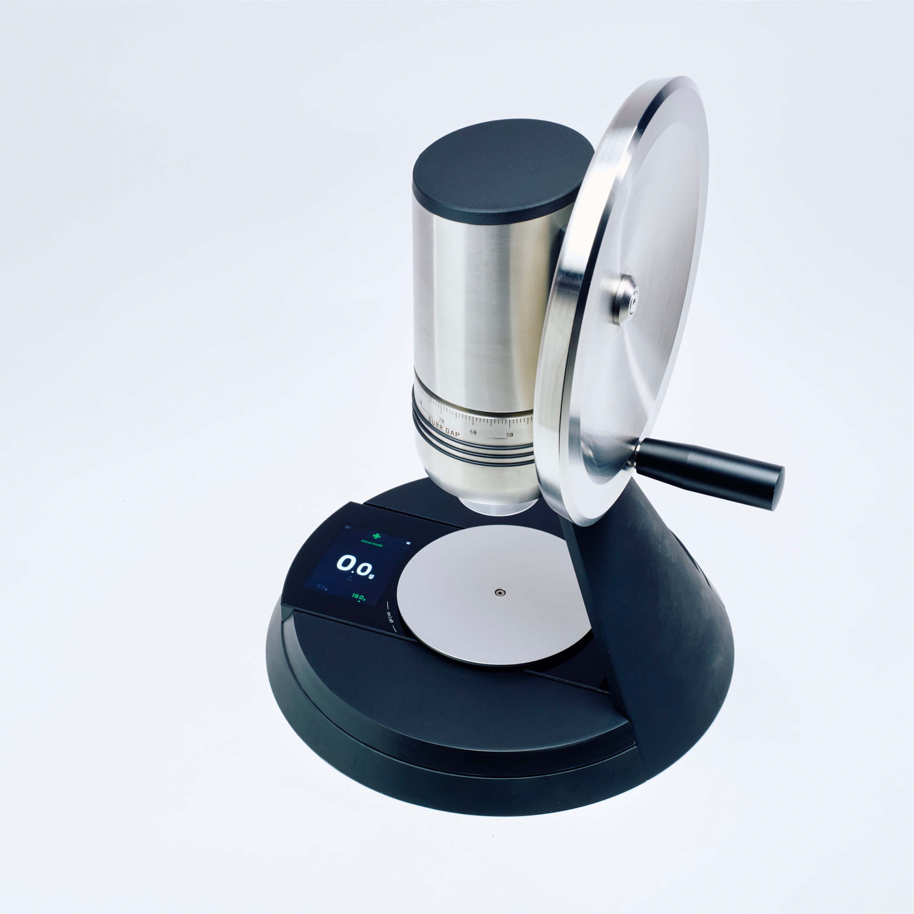 NECCST Series 1 GbW Edelstahl Schwarz Top Down Schrägansicht mit eingeschaltener Waage